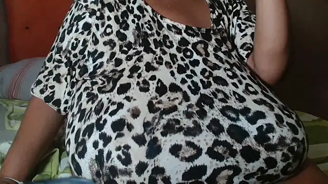 Snapshot of tinagiant chatting on 04-02-26, 07:22 tinagiant online show from 04-02-26, 07:22