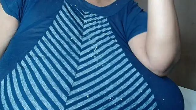 Snapshot of tinagiant chatting on 04-14-26, 05:46 tinagiant online show from 04-14-26, 05:46