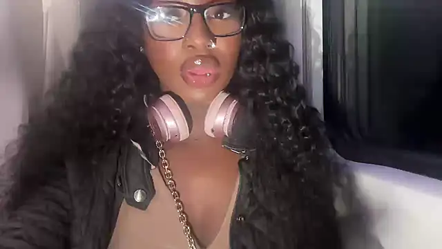 Snapshot of londonsfantasy chatting on 02-07-26, 11:41 londonsfantasy online show from 02-07-26, 11:41