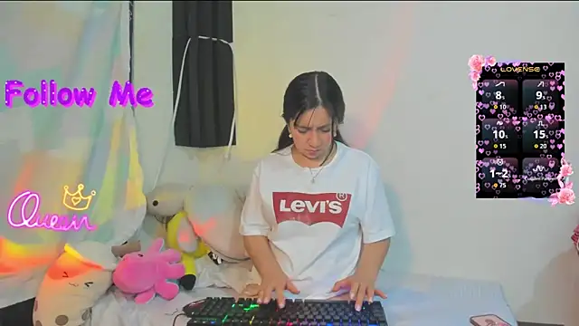 Snapshot of litle_mily_ chatting on 04-05-26, 12:52 litle mily online show from 04-05-26, 12:52