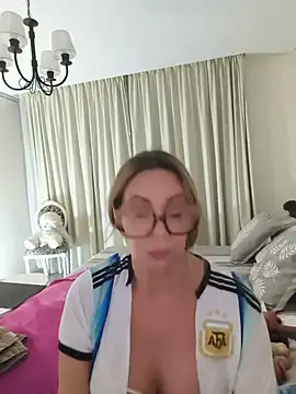 Snapshot of lolavalecuatro chatting on 06-27-26, 09:20 lolavalecuatro online show from 06-27-26, 09:20