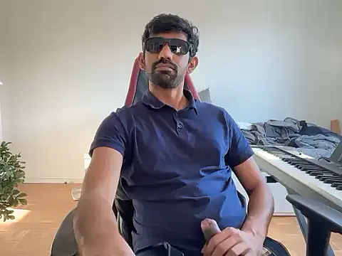 Snapshot of dominanthubby chatting on 04-25-26, 04:37 dominanthubby online show from 04-25-26, 04:37