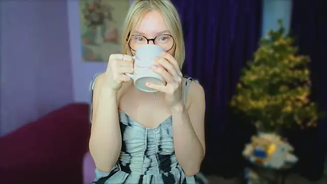 Snapshot of TaylorBre chatting on 12-17-25, 06:52 TaylorBre online show from 12-17-25, 06:52