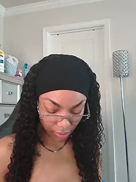 Snapshot of butterflybootyy chatting on 05-22-26, 02:55 butterflybootyy online show from 05-22-26, 02:55