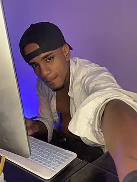 Snapshot of AaronCruz_ chatting on 05-01-26, 11:53 AaronCruz online show from 05-01-26, 11:53