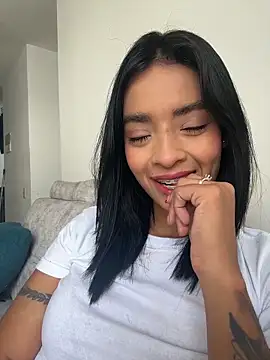 Laura fernandezII online show from 05-17-26, 07:32