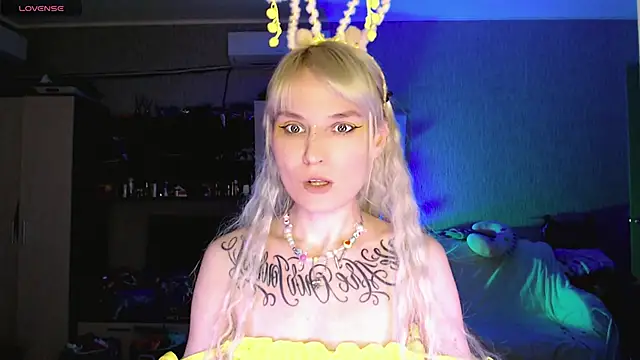 Snapshot of mischellemeow13 chatting on 03-16-26, 12:49 mischellemeow13 online show from 03-16-26, 12:49