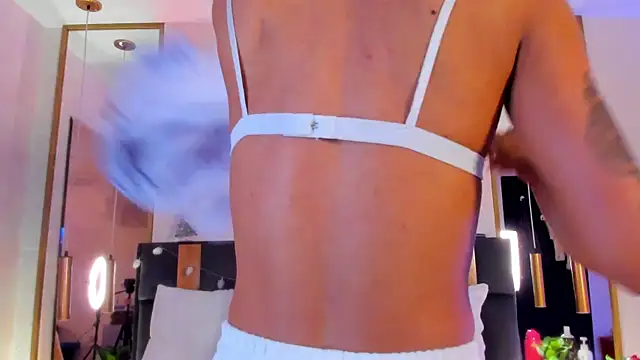 GabyPetit online show from 11-18-25, 07:51