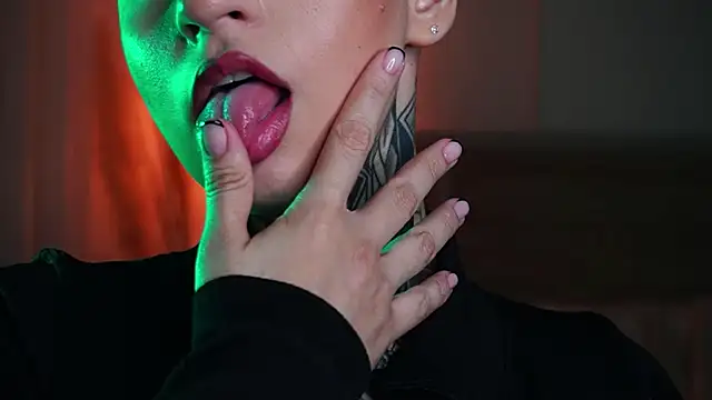 Snapshot of AliceShazaham_ chatting on 09-16-25, 08:26 AliceShazaham online show from 09-16-25, 08:26