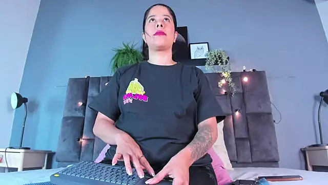 Snapshot of DulceAurora__ chatting on 04-14-26, 02:50 DulceAurora online show from 04-14-26, 02:50