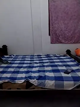 Snapshot of roundbunny chatting on 10-25-25, 05:08 roundbunny online show from 10-25-25, 05:08