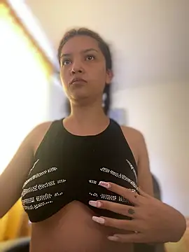 Snapshot of baby_lizy chatting on 12-21-25, 01:51 baby lizy online show from 12-21-25, 01:51