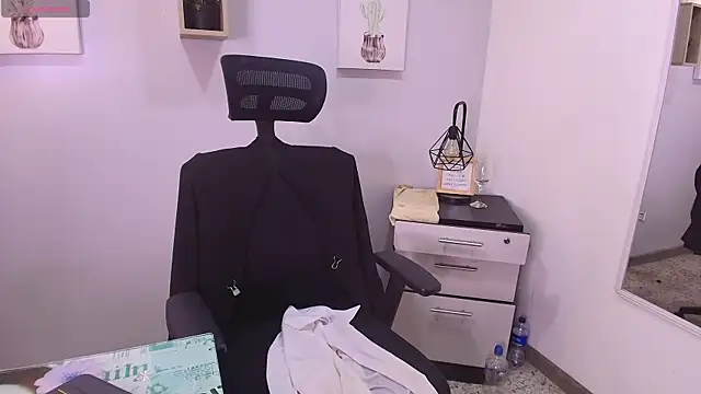 Snapshot of Zuzana21 chatting on 04-21-26, 01:07 Zuzana21 online show from 04-21-26, 01:07