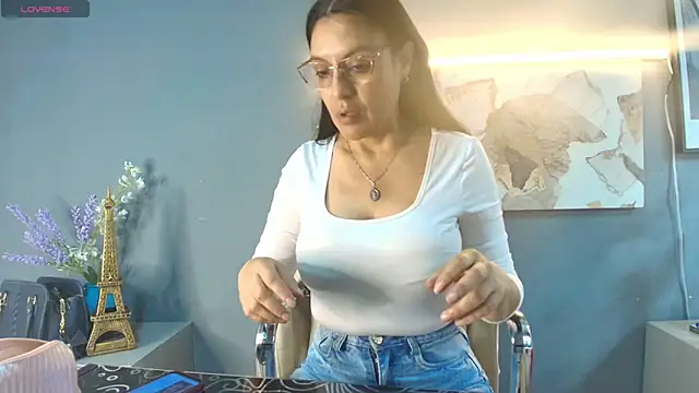 Snapshot of Zuzana21 chatting on 06-13-26, 12:58 Zuzana21 online show from 06-13-26, 12:58