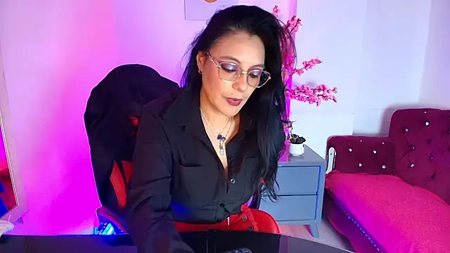 Snapshot of Zuzana21 chatting on 06-18-26, 01:04 Zuzana21 online show from 06-18-26, 01:04