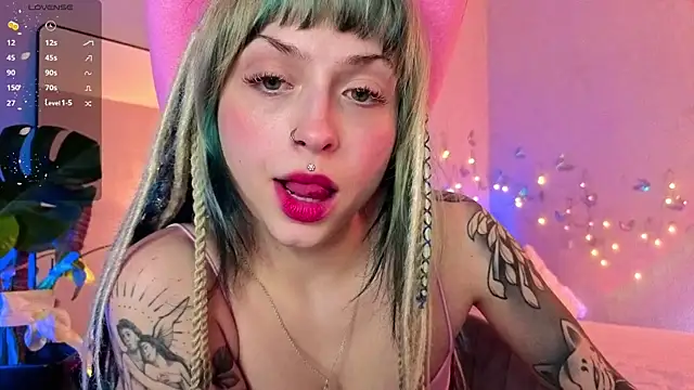 Snapshot of lavenderluxe chatting on 03-25-26, 06:03 lavenderluxe online show from 03-25-26, 06:03