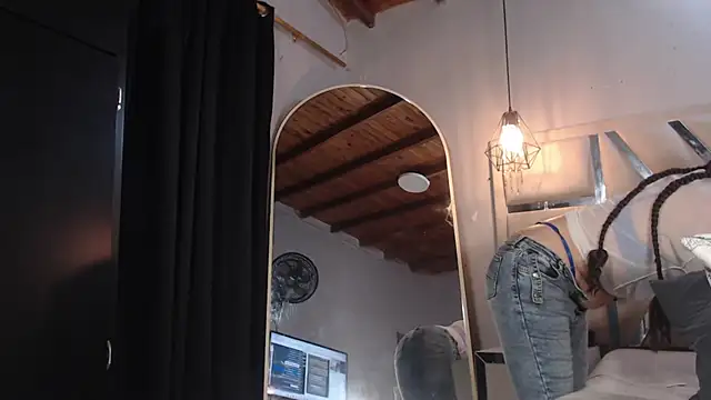 Luna Florez online show from 05-30-26, 05:15