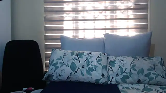 Foxybrownxx1 online show from 05-17-26, 09:17