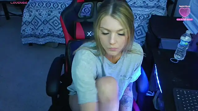 Snapshot of XMeF10 chatting on 02-11-25, 07:38 XMeF10 online show from 02-11-25, 07:38