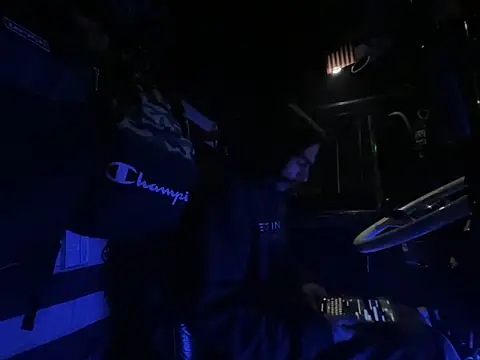 Snapshot of XMeF10 chatting on 11-05-25, 09:42 XMeF10 online show from 11-05-25, 09:42