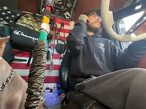 Snapshot of XMeF10 chatting on 11-23-25, 03:23 XMeF10 online show from 11-23-25, 03:23