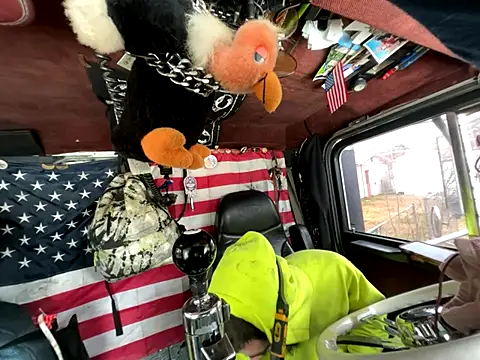 Snapshot of XMeF10 chatting on 12-14-25, 07:07 XMeF10 online show from 12-14-25, 07:07