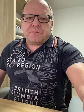 Snapshot of coupleLatinaLovers chatting on 02-19-26, 06:09 coupleLatinaLovers online show from 02-19-26, 06:09