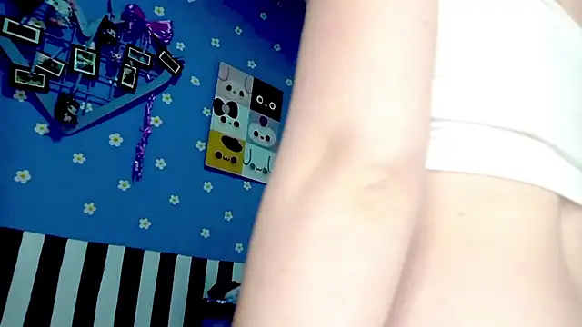 Snapshot of PetiteIvoryQueen19 chatting on 06-01-26, 12:23 PetiteIvoryQueen19 online show from 06-01-26, 12:23