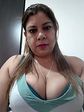 Snapshot of Laura-Hernandez chatting on 05-05-26, 02:36 Laura-Hernandez online show from 05-05-26, 02:36