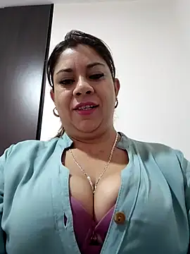 Snapshot of Laura-Hernandez chatting on 05-06-26, 02:00 Laura-Hernandez online show from 05-06-26, 02:00
