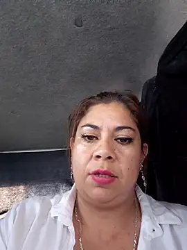 Snapshot of Laura-Hernandez chatting on 05-11-26, 04:04 Laura-Hernandez online show from 05-11-26, 04:04