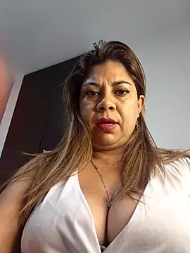 Snapshot of Laura-Hernandez chatting on 05-14-26, 09:10 Laura-Hernandez online show from 05-14-26, 09:10