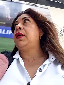 Snapshot of Laura-Hernandez chatting on 05-23-26, 03:38 Laura-Hernandez online show from 05-23-26, 03:38