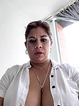 Snapshot of Laura-Hernandez chatting on 05-30-26, 07:55 Laura-Hernandez online show from 05-30-26, 07:55