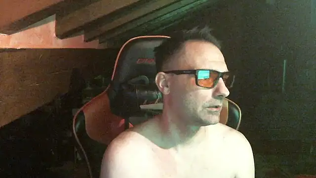 Snapshot of 6996horus chatting on 10-09-25, 01:47 6996horus online show from 10-09-25, 01:47