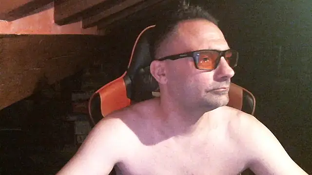 Snapshot of 6996horus chatting on 10-10-25, 04:11 6996horus online show from 10-10-25, 04:11