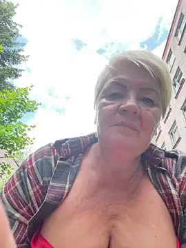Snapshot of Laura_Millf chatting on 06-29-26, 10:37 Laura Millf online show from 06-29-26, 10:37