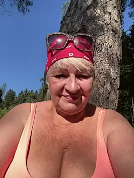 Snapshot of Laura_Millf chatting on 07-17-26, 02:45 Laura Millf online show from 07-17-26, 02:45