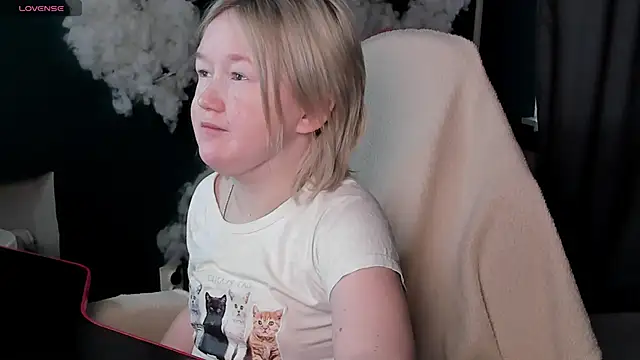 Snapshot of Sara_Robinson chatting on 04-26-26, 02:42 Sara Robinson online show from 04-26-26, 02:42