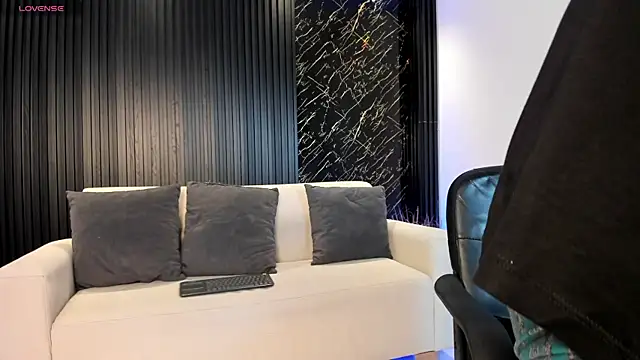 Aaron Scoot online show from 04-12-26, 01:49