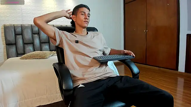 Aaron Scoot online show from 04-14-26, 08:26