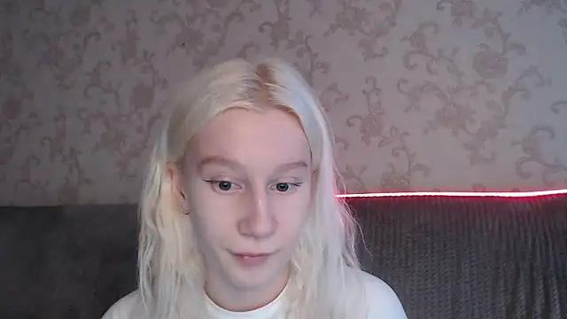 Snapshot of EnigmaSee chatting on 06-08-26, 01:39 EnigmaSee online show from 06-08-26, 01:39