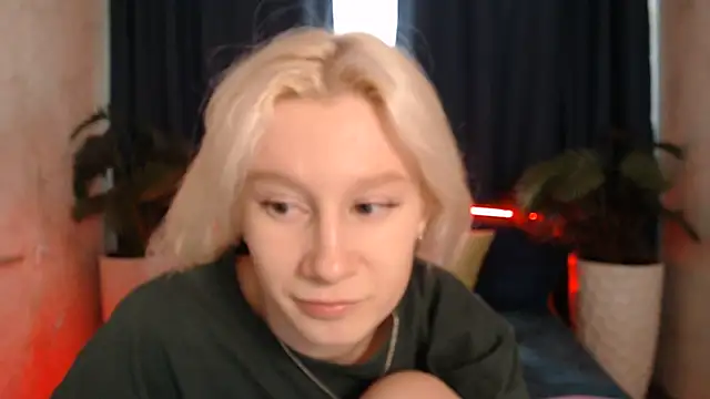 Snapshot of EnigmaSee chatting on 06-18-26, 01:50 EnigmaSee online show from 06-18-26, 01:50