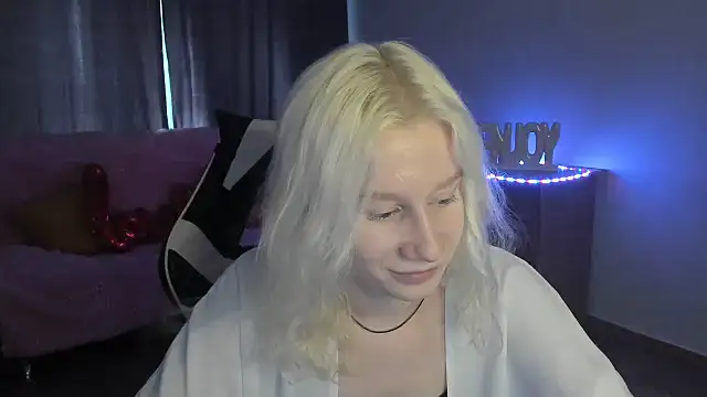 Snapshot of EnigmaSee chatting on 06-27-26, 12:22 EnigmaSee online show from 06-27-26, 12:22
