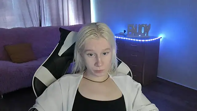 Snapshot of EnigmaSee chatting on 06-29-26, 01:34 EnigmaSee online show from 06-29-26, 01:34
