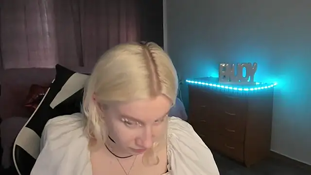 Snapshot of EnigmaSee chatting on 07-12-26, 01:18 EnigmaSee online show from 07-12-26, 01:18