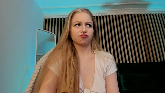 MiaMews online show from 03-14-25, 05:13