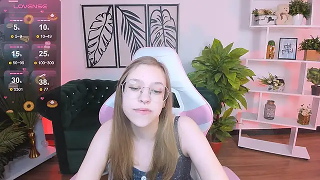 LayriantaVee online show from 02-16-25, 06:54