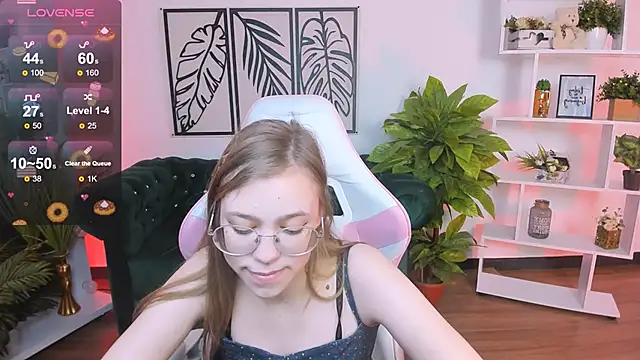 LayriantaVee online show from 02-16-25, 09:59