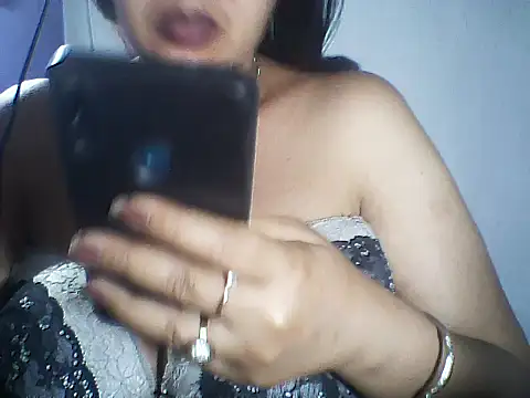 layanah12 online show from 07-15-26, 09:42